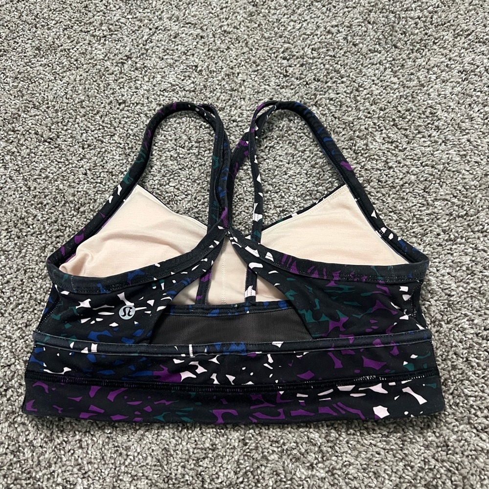 LULULEMON!! NWOT! sports bra with extra lining in it!!